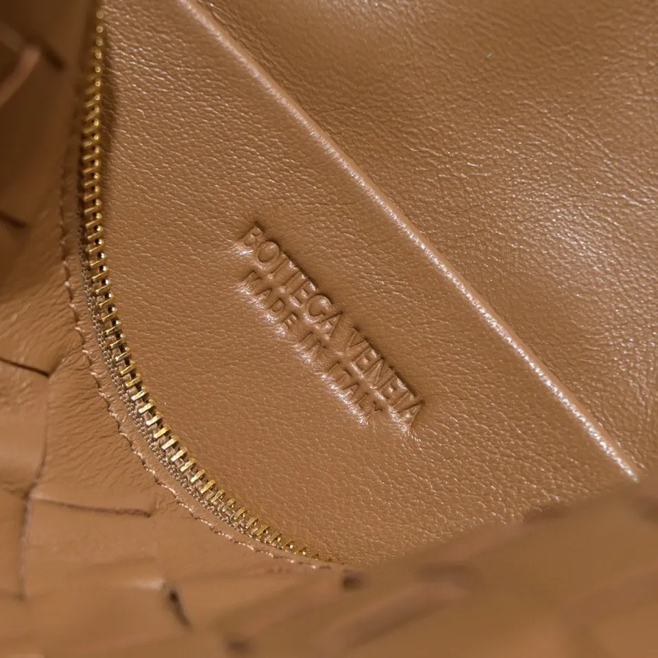 Batch 1260 B's new large Loop camera bag is here🔥Classic woven logo✅ The bag body is made of selected original sheepskin. The texture is soft and waxy. The simple square body is classic and versatile. The interior design is very practical. It has a lot of space and has an adjustable iconic leather drawstring. It can be said to be both elegant and practical. The design is very simple and elegant, with a kind of literary retro style. Size 22x15x8, model: 6684#